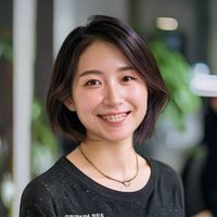 林晓雯，社区运营负责人，留着短发面带亲切笑容，负责维护打屁股sp社区健康氛围与用户关系管理