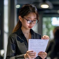 王佳琳，用户研究专家，手持问卷认真记录，专注分析打屁股sp用户行为与需求，为平台产品迭代提供数据支撑