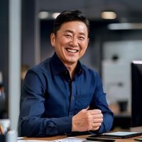 陈思远，达匹咕学习平台创始人兼内容总监，身着深蓝色衬衫，面带自信微笑，专注于打屁股sp内容研究与平台战略规划